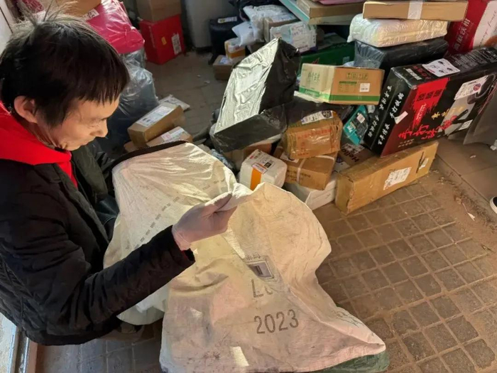 罚单围困中年快递员__财经头条