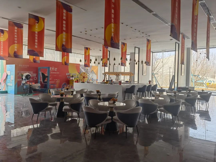 融创宸光壹号营销中心难觅工作人员踪影。王少杰/摄