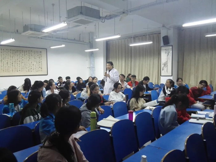 两天透析一次 仍坚守三尺讲台:学医出身没当医生,河