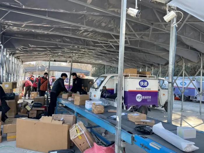 罚单围困中年快递员__财经头条