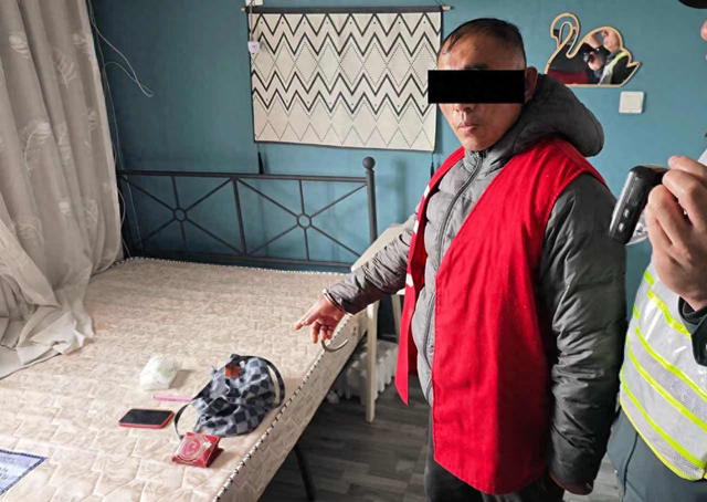 男子趁邻居搬家入室盗窃,偷得手机因无法解锁又折返送回|入室盗窃