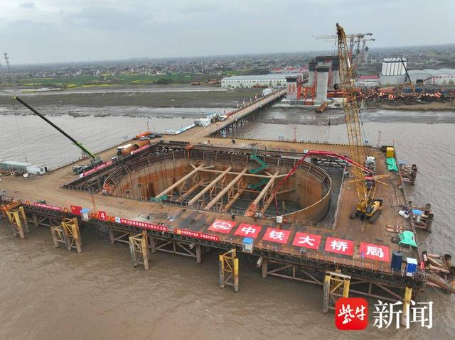 崇启公铁长江大桥两主墩承台首次浇筑完成