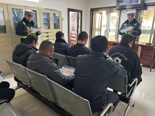 靖边交警强化重点企业和重点车辆安全监管筑牢春季交通安全防线