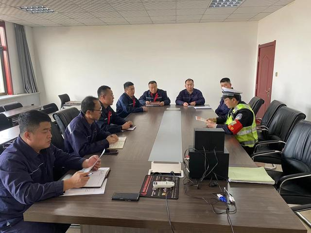 靖边交警强化重点企业和重点车辆安全监管筑牢春季交通安全防线