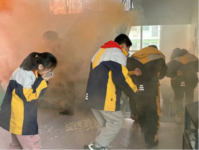 子洲县消防救援大队官兵开展火灾疏散逃生演练陕西省西安爱知中学组织