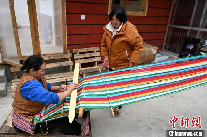 一条七彩独龙毯编织千年过往与崭新未来