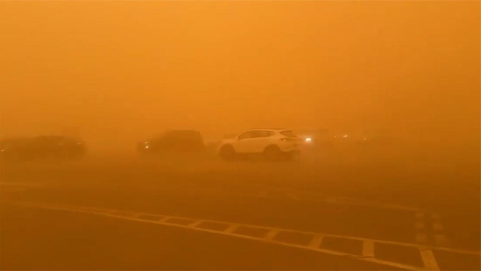 内蒙古局地沙尘暴天空变橙色:能见度小于50米,沙尘往