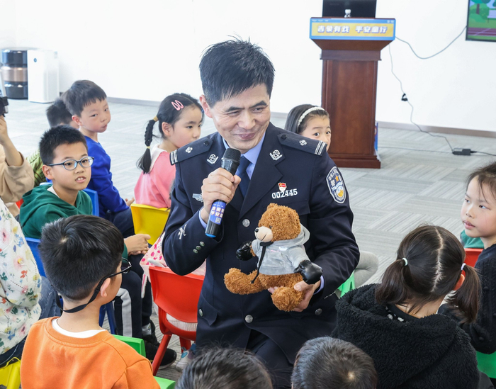 黄奕警官喊你一起来演反诈戏多元共创激发社区自治新活力打造平安美好