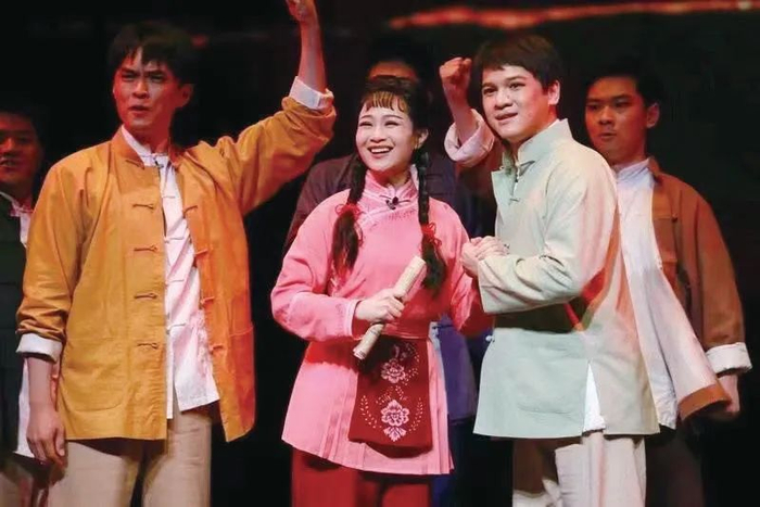 2023年上海沪剧院演出新版沪剧《罗汉钱》剧照