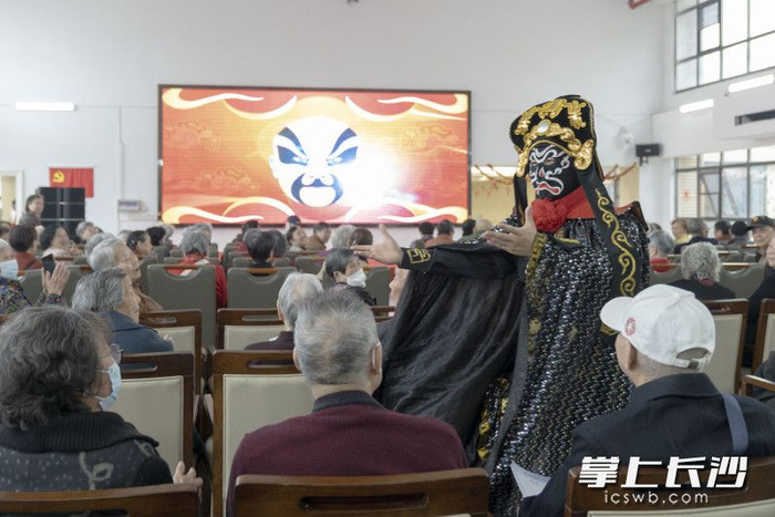 川剧变脸节目让老人们的表情比台上演员的脸谱变得还快,表演者李宏琪
