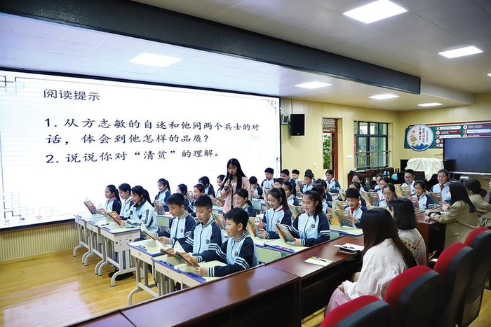 南宁市罗贤路小学“二核三层五步”教学模式成果展示活动上，教师进行课例展示。（学校供图）