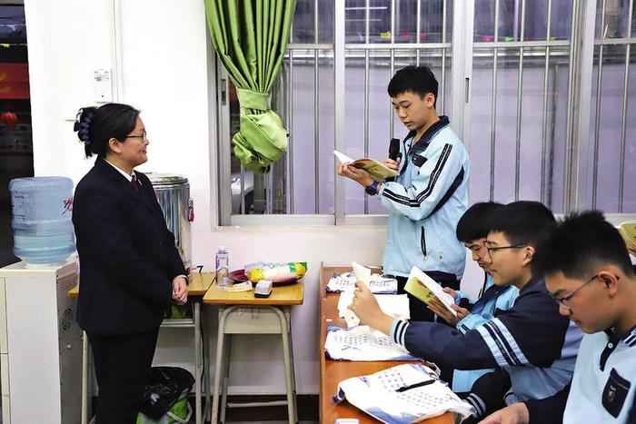 南宁市秀田小学恒大新城分校学生在交警指导下体验酒驾模拟眼镜.