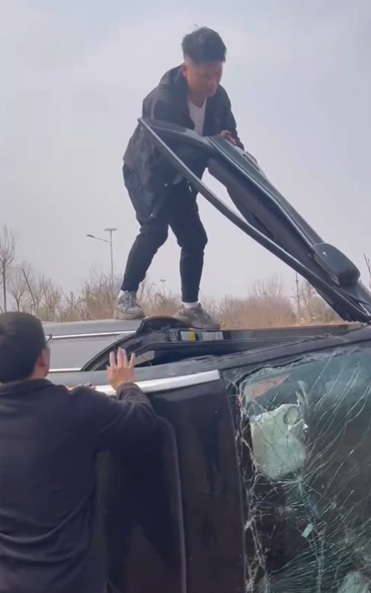 路遇轿车侧翻,潍坊一辅警砸车协助救人|砸车|伤者