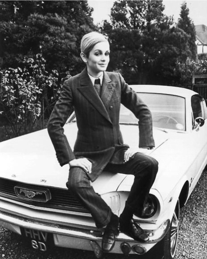 twiggy可以说,twiggy本人和她创造的形象,形成了一种古与新的割裂