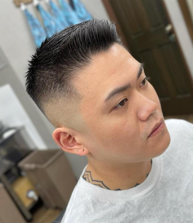 需要准备的工具有啫喱膏/发蜡,发胶,将前面的头发往上抓,便于露出额头