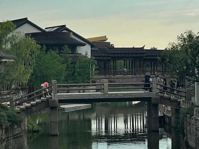 （2023年开业的城中村改造项目上海蟠龙天地，凭借“城市微度假”概念成为新的文化地标。本报资料室/图）