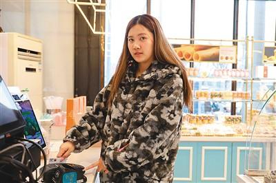 在中国政法大学学习的泰国籍留学生在商店刷银行卡支付。朱嘉乐摄