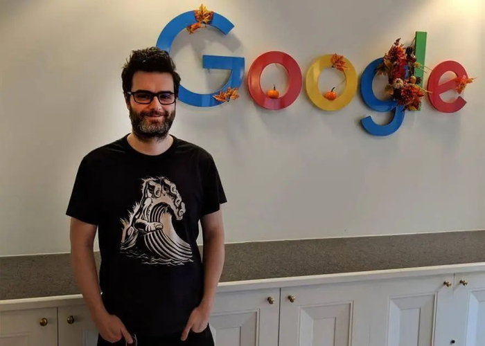 在伯明翰大学就读期间,他上了一门人工智能课程,并对神经网络产生了