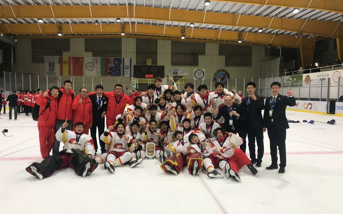 U18男子冰球世锦赛，中国队以全胜战绩升入乙级A组。  受访者供图