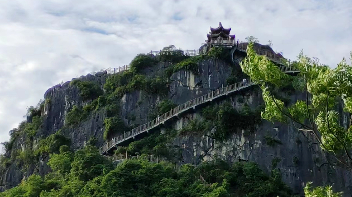 有"地下宫殿"之美称的喀斯特溶洞——伊岭岩;也可以在古木参天,怪