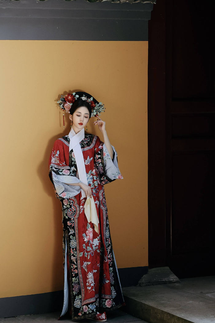 陈欣予旗装造型曝光 红装清冷宛如戏中人|陈欣予|旗装|造型_新浪新闻