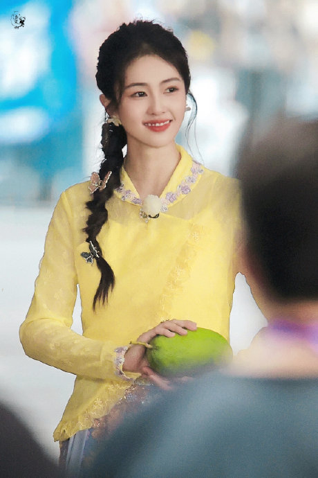 新中式碎花裙加麻花辫,元气又温婉!|白鹿|香香|张远_新浪新闻