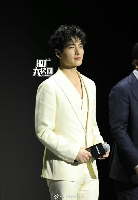 杨洋今天的活动生图,这是壮了还是胖了还是发腮了……|杨洋_新浪新闻