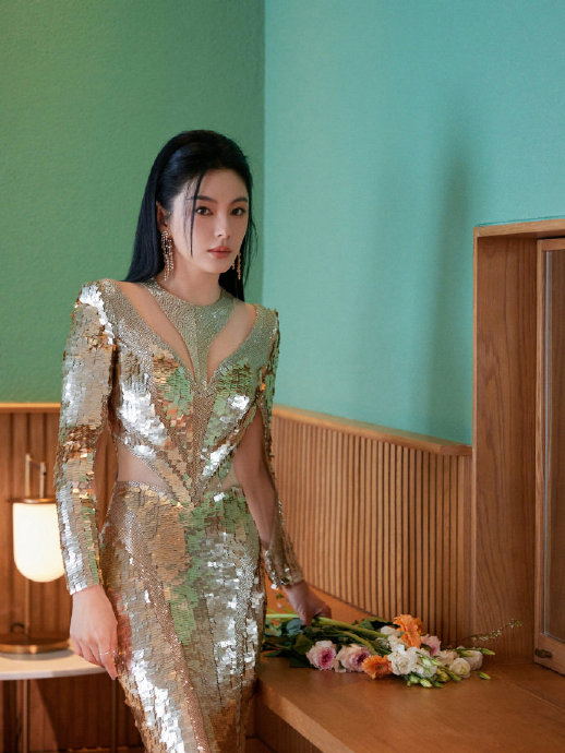 张雨绮瘦身亮片裙装,性感动人,一场时尚盛宴,敬请期待!