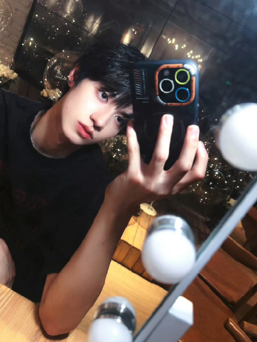 朱志鑫对镜自拍 帅帅的很安心_新浪新闻