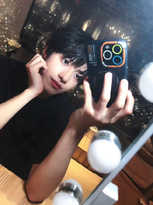 朱志鑫对镜自拍 帅帅的很安心_新浪新闻