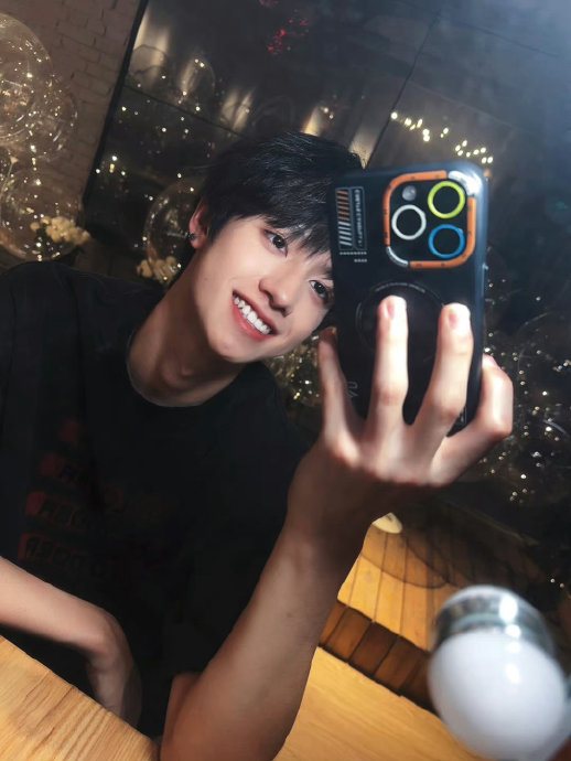 朱志鑫对镜自拍 帅帅的很安心_新浪新闻