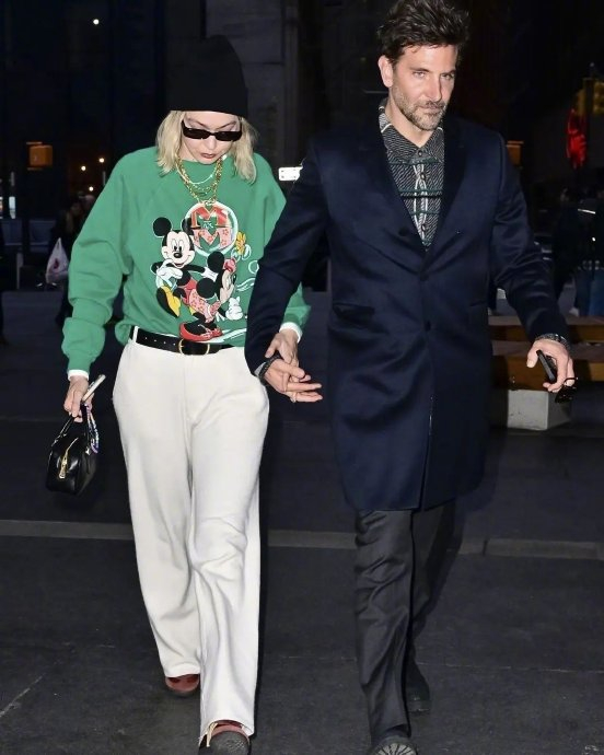 gigi hadid 为美宝莲拍摄一天广告后,男友布莱德利·库珀现身接其下班