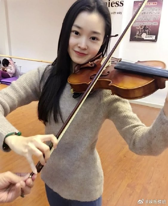 考古宋轶学生时期旧照,早期的宋轶就是小家碧玉美的最高模范~气质大