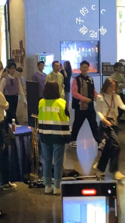 张哥哈喽哈喽大家好绊了一下哎呀好尴尬啊