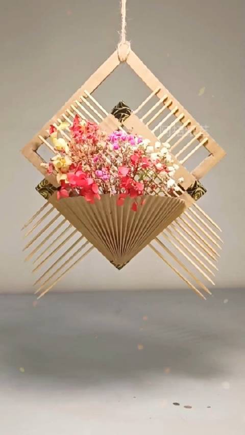 用瓦楞纸和竹签做一个手工艺术花篮当纸壳遇上竹签就有你好看