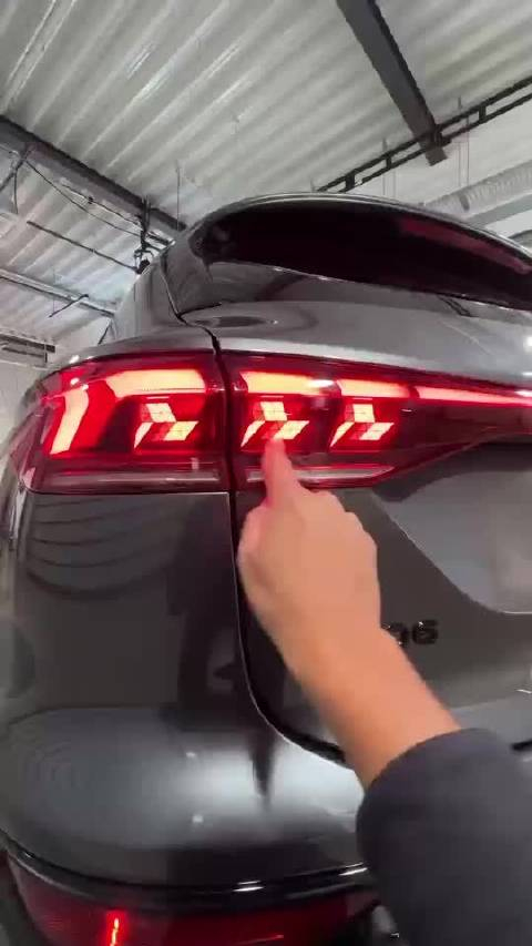 奥迪q6etron搭载的第二代数字oled尾灯展示