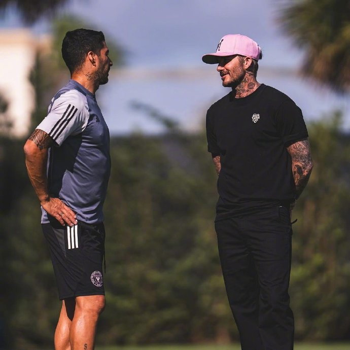 小贝这一身确实年轻了不少～ images davidbeckham|大卫·贝克汉姆_新