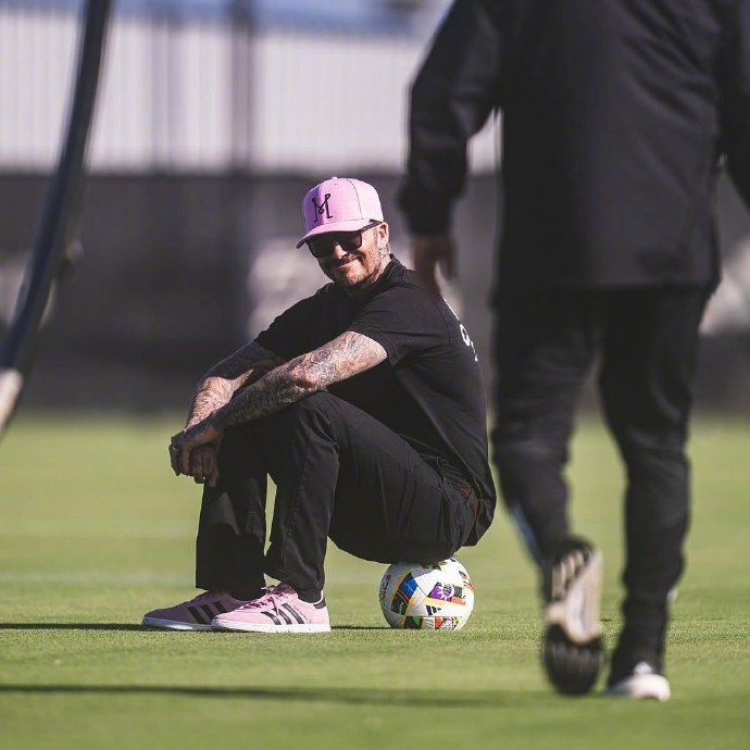 小贝这一身确实年轻了不少～ images davidbeckham|大卫·贝克汉姆_新