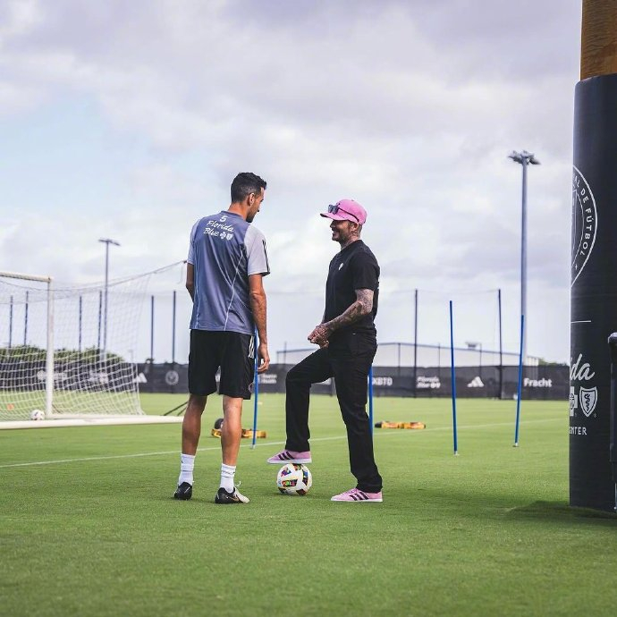 小贝这一身确实年轻了不少～ images davidbeckham|大卫·贝克汉姆_新