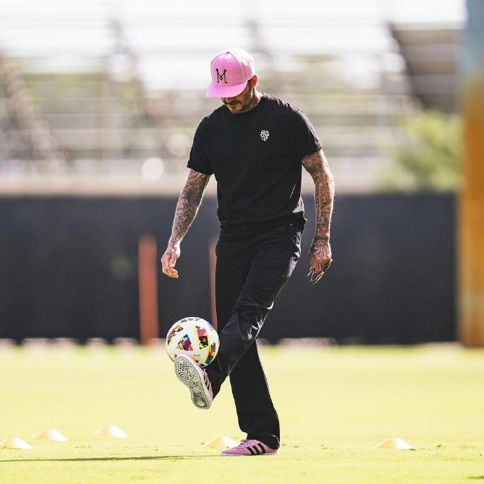 小贝这一身确实年轻了不少～ images davidbeckham|大卫·贝克汉姆_新