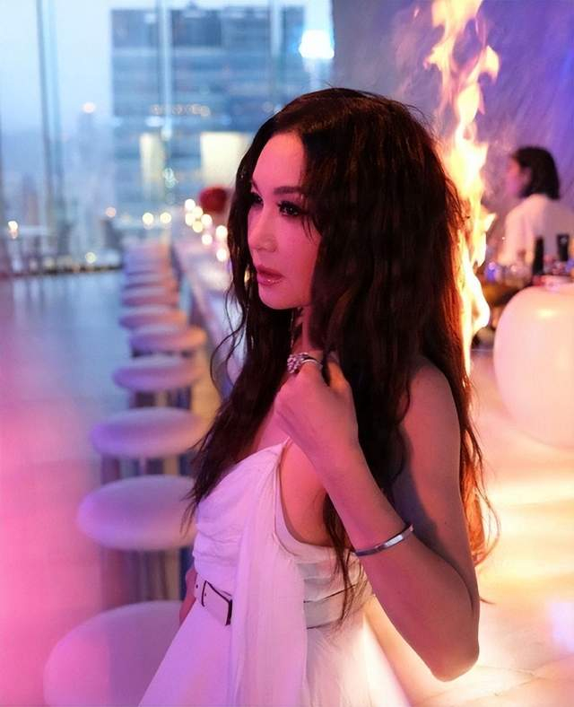 参加活动头发被蜡烛点燃,镜头拍下全程|温碧霞|毁容|蜡烛_新浪新闻