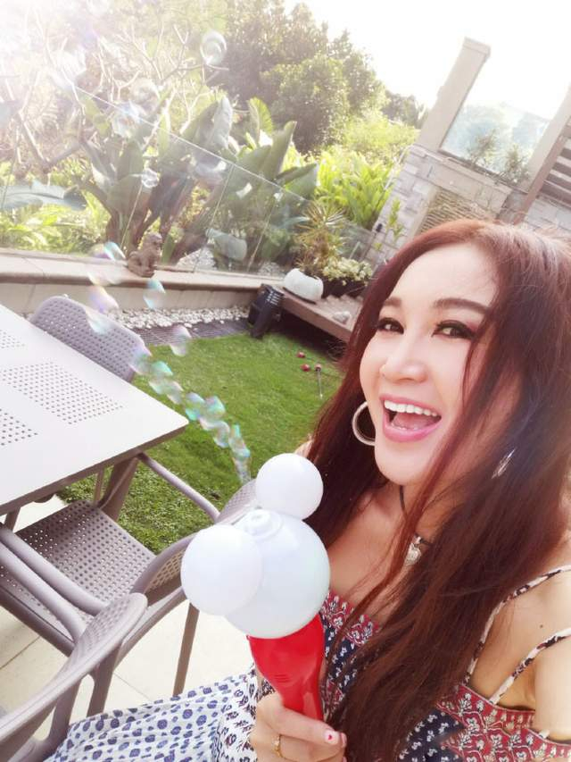 参加活动头发被蜡烛点燃,镜头拍下全程|温碧霞|毁容|蜡烛_新浪新闻