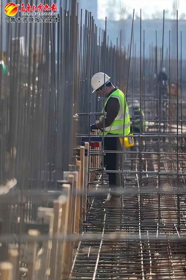 　　3月27日，在位于天山区的中天·翡丽雅境项目施工现场，工作人员在进行木工加固作业。记者米热扎提·木塔力甫摄