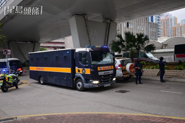 3月27日，黎智英及李宇轩乘坐的囚车先后抵达法庭 图自《星岛日报》