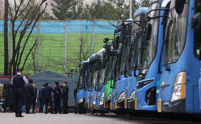 当地时间2024年3月28日，韩国首尔，韩国首尔市公交车工会举行罢工。图为停放在车库的公交车。图/IC photo