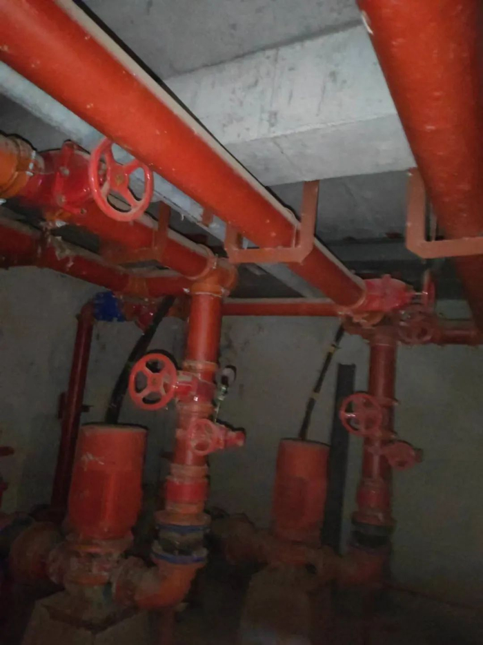 该场所1层北侧室内消火栓消防水带漏水;1.