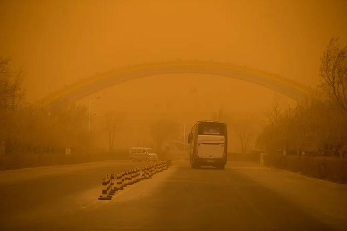 乌鲁木齐沙尘暴预警图片