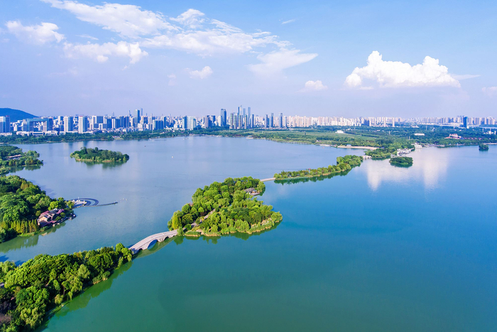 太湖东北隅,蠡湖延伸至无锡市区.38公里湖岸线生机勃勃,9.