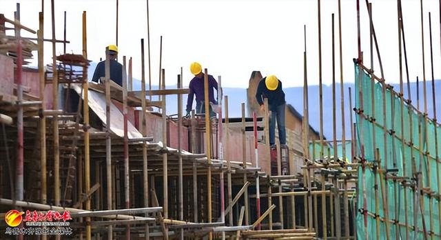 　　3月27日，在乌鲁木齐市第22小学骑马山分校建设项目现场，施工人员在进行配套工程施工。记者迪丽娜尔·加力肯摄