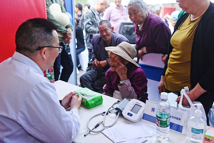 名医走基层 患者得实惠 "名医走基层——志愿服务行